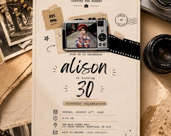 Könnte beinhalten: Eine beige Geburtstagseinladungskarte mit einer Vintage-Kameragrafik, einem Filmstreifen und dem Text: CAPTURE THE MOMENT, EST. 1996, ALISON IS TURNING 30, BIRTHDAY CELEBRATION, SUNDAY, AUGUST 12TH, 20XX, 8:00 PM, THE MAIN STREET HALL, 223 CEDAR AVENUE, NASHVILLE, TN 3458, RSVP TO BROOKE: (222) 222-1111.