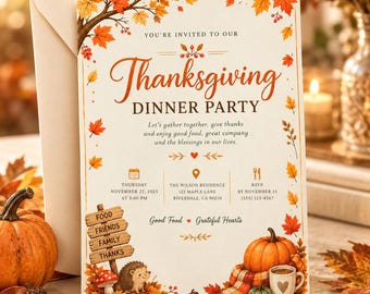 Könnte beinhalten: Eine rechteckige Einladungskarte für ein Thanksgiving-Dinner mit orangefarbenen und roten Herbstblättern, einem Holzschild mit den Wörtern Food, Friends, Family, Thanks, einem Igel, einem Kürbis und einer Tasse mit einem Herzmotiv.