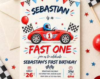 Könnte beinhalten: Eine Geburtstagseinladungskarte mit einem roten Rennwagen mit der Nummer eins, einem blauen Helm und Zielflaggen. Der Text lautet: SEBASTIAN is a FAST ONE, join us to celebrate SEBASTIAN'S FIRST BIRTHDAY, SUNDAY 26, SEBASTIAN'S RACEWAY, 3PM TO 6PM.