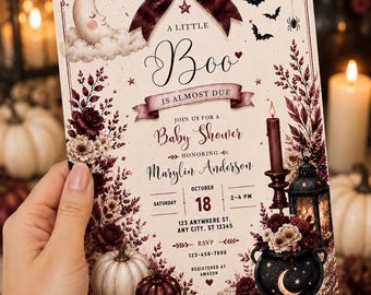 Könnte beinhalten: Eine rechteckige Babyparty-Einladungskarte mit einer dunkelroten Schleife oben, einem Halbmond, Fledermäusen und einem Spinnennetz. Der Text lautet A LITTLE Boo IS ALMOST DUE, JOIN US FOR A Baby Shower, HONORING Marylin Anderson, SATURDAY OCTOBER 18, 2-4 PM.