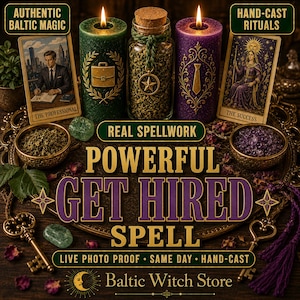 Puede incluir: Una vela verde con un icono de maletín, una vela morada con un icono de corbata y un frasco de vidrio lleno de hierbas con un dije de estrella. Dos cartas del tarot tituladas The Professional y The Success, dos cuencos con hierbas y dos llaves ornamentadas.