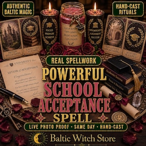 Peut inclure: Un ensemble d'objets rituels comprenant un pot de bougie central avec une breloque de toque de diplômé, deux bougies piliers noires, quatre cartes illustrées, une lettre d'admission universitaire, un stylo plume, une clé et un parchemin, entourés de pétales de roses rouges.