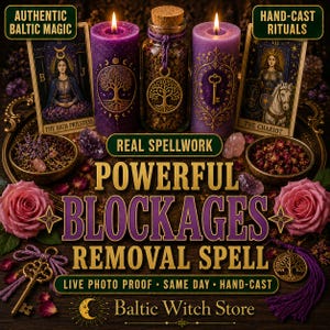 Op de afbeelding: Twee paarse stompkaarsen met gouden boom- en sleutelontwerpen, een glazen pot gevuld met kruiden en een boombedel, twee tarotkaarten, roze rozen en een gouden sleutel. Tekst: AUTHENTIC BALTIC MAGIC, HAND-CAST RITUALS, REAL SPELLWORK POWERFUL BLOCKAGES REMOVAL SPELL.