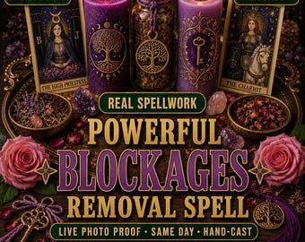 Könnte beinhalten: Zwei violette Stumpenkerzen mit goldenen Baum- und Schlüsselmotiven, ein mit Kräutern gefülltes Glas mit Baum-Anhänger, zwei Tarotkarten, rosa Rosen und ein goldener Schlüssel. Text: AUTHENTIC BALTIC MAGIC, HAND-CAST RITUALS, REAL SPELLWORK POWERFUL BLOCKAGES REMOVAL SPELL.