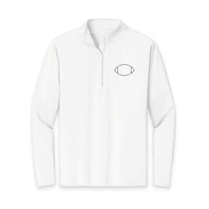 Op de afbeelding: Een witte trui met lange mouwen en een korte rits, voorzien van een kleine, zwarte, verweerde omtrek van een American football op de linkerborst. Het kledingstuk heeft een opstaande kraag en een centrale verticale ritssluiting.