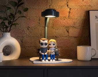 Lampe de bureau 3D personnalisée avec figurines — Couple & animal sur mesure, cadeau unique