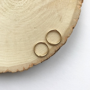 Pequenos aros de ouro para o dia a dia - travessas de ouro, brincos minúsculos de ouro, brincos minimalistas, aros de ouro simples, ouro laminado, brincos para o dia a dia, hélice