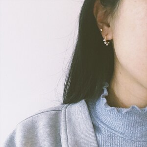 Single White Freshwater Pearl cartilage hoop earring - tiny 3mm pearls, tragus, helix, earlobe, small gold hoop, pearl hoop, June Birthstone
