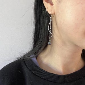 Orecchini pendenti a spirale in argento con paillettes delicate e perla nera - Orecchini pendenti minimalisti