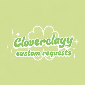 Könnte beinhalten: Eine hellgrüne Grafik mit einer weißen Umrisslinie eines vierblättrigen Kleeblatts hinter dem Text Cloverclayy custom requests in fetter grüner Schrift mit weißem Rand, umgeben von kleinen weißen vierzackigen Sternsymbolen auf hellgrünem Hintergrund.