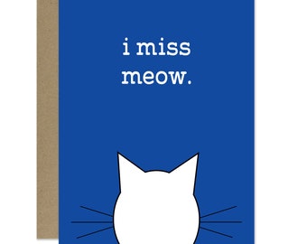 Könnte beinhalten: Eine blaue Karte mit dem Text "i miss meow." Ein weißes Katzen Gesicht mit schwarzen Ohren und Schnurrhaaren schaut von unten auf die Karte.
