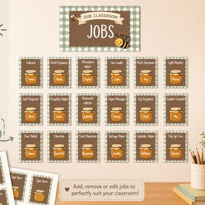 Può includere: Un set di tabelle per le mansioni in classe con bordo a quadretti marrone e bianco e illustrazioni di vasetti di miele. Il cartello principale riporta la scritta OUR CLASSROOM JOBS con un'ape. Include schede modificabili con nomi e ruoli.