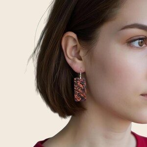 Orecchini rettangolari con abalone rosso, orecchini pendenti con conchiglia rossa, orecchini di tendenza, gioielli boho leggeri, regalo moderno per lei
