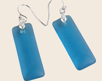 Brincos de vidro do mar azul turquesa, presente com tema litorâneo para ela.
