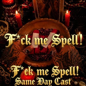 Puede incluir: Un cuenco de madera con figuras de cera roja y tiras de papel blanco, rodeado de velas rojas encendidas. El texto F*ck me Spell! aparece dos veces en letras doradas, con el texto adicional Same Day Cast en la parte inferior.