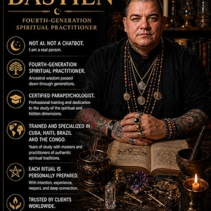 Puede incluir: Un practicante espiritual llamado Bastien con brazos tatuados, usando m&uacute;ltiples collares y anillos, sentado detr&aacute;s de una mesa con un libro abierto, un quemador de incienso humeante, velas, cristales y llaves. El texto detalla su experiencia.