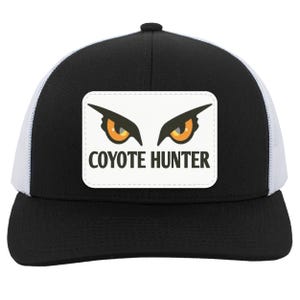 Può includere: Un cappellino trucker bianco e nero con una toppa rettangolare bianca sul davanti. La toppa mostra un grafico di due intensi occhi arancioni sopra il testo nero COYOTE HUNTER. Il cappellino ha un pannello frontale nero e una rete bianca.