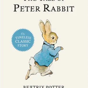 Puede incluir: Una portada de libro titulada The Tale of Peter Rabbit de Beatrix Potter. La ilustración muestra un conejo marrón con una chaqueta azul, junto a una insignia circular azul con el texto The Timeless Classic Story en letras blancas.