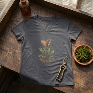 ハエトリソウ柄のコテージコアVネックTシャツ：ダークな植物好きのためのシャツ
