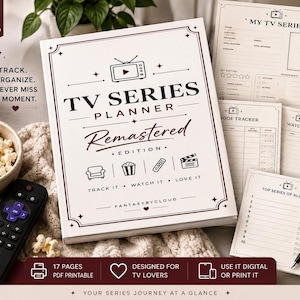 Op de afbeelding: Een TV Series Planner Remastered Edition boekje met een witte kaft, donkere tekst en iconen van een televisie, fauteuil, popcorn, afstandsbediening en filmklapper. De set bevat extra geprinte pagina's voor het bijhouden van afleveringen.