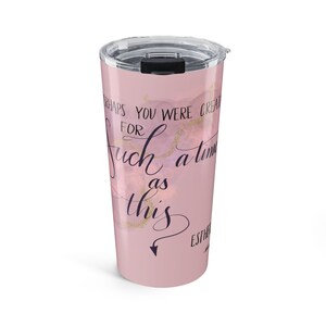 Op de afbeelding: Een roze roestvrijstalen beker met een doorzichtig plastic deksel en een zwarte schuifsluiting. De buitenkant heeft een wervelend roze en goud abstract patroon met de zwarte tekst: Perhaps you were created for such a time as this Esther 4:14.