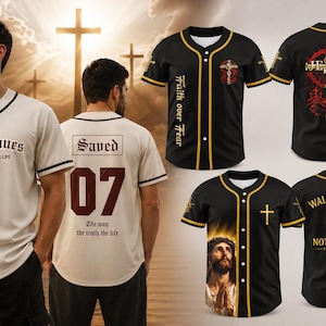 Könnte beinhalten: Eine Kollektion kurzärmeliger Baseball-Trikots mit Knopfleiste und religiösen Motiven. Die Designs umfassen ein cremefarbenes Trikot mit dem Text 'Jesus Saves' sowie schwarze Trikots mit Goldbesatz, Kreuzgrafiken und Sprüchen wie 'Faith Over Fear'.