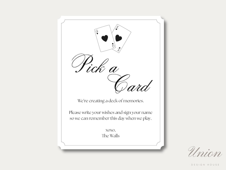 K&ouml;nnte beinhalten: Ein wei&szlig;es rechteckiges Schild mit schwarzem Rand, das oben zwei Spielkarten zeigt, eine Herz-Dame und einen Herz-K&ouml;nig. Der Text lautet: Pick a Card, We're creating a deck of memories. Please write your wishes and sign your name so we can remember this day when we play. XOXO, The Walls.