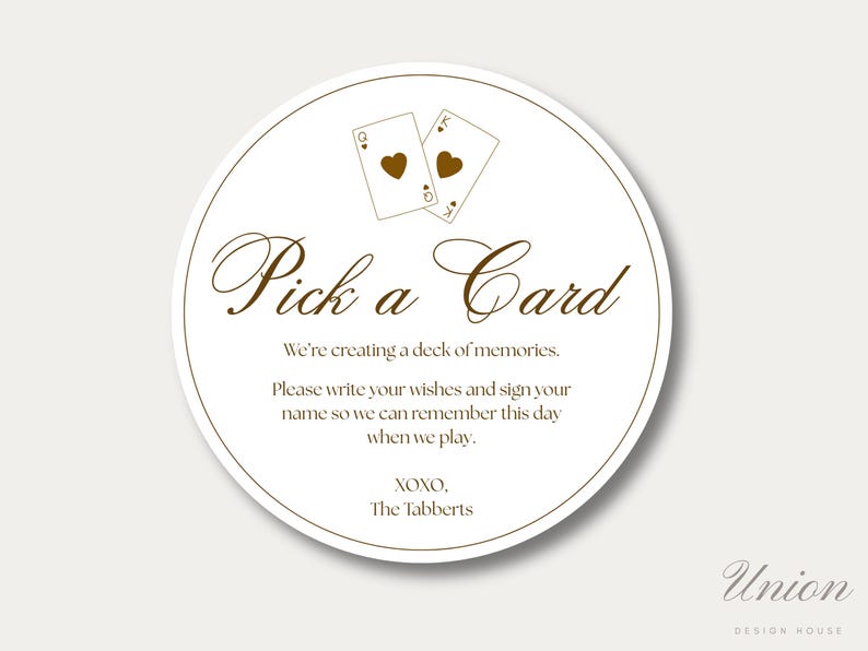 K&ouml;nnte beinhalten: Ein kreisf&ouml;rmiges Schild mit wei&szlig;em Hintergrund und braunem Rand. Es zeigt zwei Spielkarten mit Herzen, den Text "Pick a Card", "We're creating a deck of memories. Please write your wishes and sign your name so we can remember this day when we play. XOXO, The Tabberts".