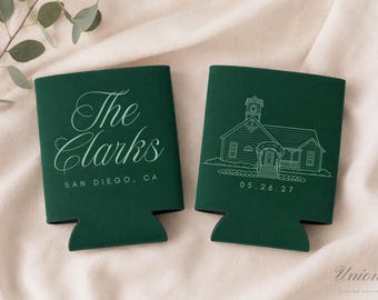 Enfriadores de latas personalizados para el lugar de la boda / Recuerdos personalizados con bocetos, fecha y ubicación.