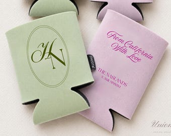 Enfriador de latas personalizado con monograma para bodas / Bodas, recuerdos personalizados para despedidas de soltera, fundas para latas de despedida de soltera