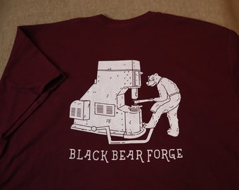 Orso che lavora con un martello pneumatico. Maglietta Black Bear Forge