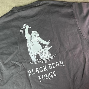 Camiseta Black Bear Forge, oso trabajando en el yunque