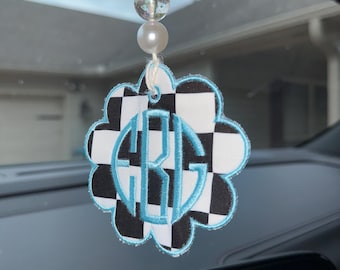 Charm para coche con monograma bordado