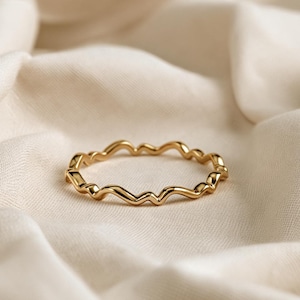 Solid Gold Squiggle Ring, 1mm Ultra Thin Wavy Band, Minimalist Stackable Ring, Dainty Everyday Ring, Delicate Contour Ring, Filler Ring