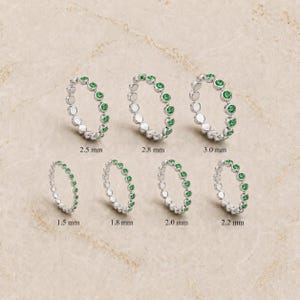 Bague en or 10 carats sertie d'une émeraude naturelle, alliance en émeraude, bague empilable en or et émeraude, bague éternité en émeraude, bague de naissance de mai