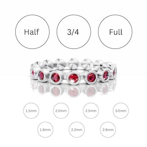 Pode incluir: Um anel prateado com uma série de pedras redondas de cor vermelho vibrante em engastes individuais. Acima, círculos contêm o texto Half, 3/4 e Full. Abaixo, círculos mostram as medidas 1.5mm, 1.8mm, 2.0mm, 2.2mm, 2.5mm, 2.8mm e 3.0mm.