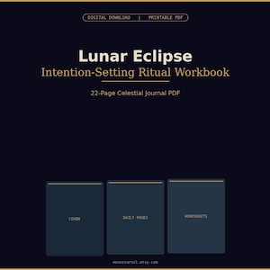 Op de afbeelding: Een digitale download printbare PDF getiteld Lunar Eclipse Intention-Setting Ritual Workbook, een 22-pagina tellend hemels dagboek. De donkerblauwe afbeelding toont drie rechthoekige secties met de labels Cover, Daily Pages en Worksheets.