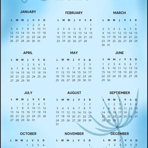 Puede incluir: Un calendario 2026 impreso sobre un fondo azul claro con un degradado suave. El diseño presenta texto negro para los meses y las fechas, acentuado por sutiles dibujos de líneas en azul oscuro de hojas y semillas de diente de león.