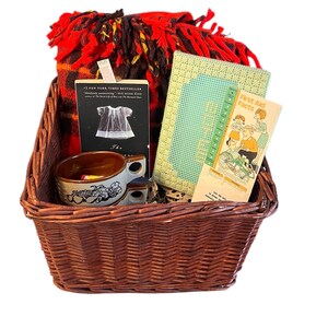 Panier cadeau Bon rétablissement ! Lot composé d'une couverture en laine vintage, de 2 tasses à soupe vintage, d'un baume à lèvres, d'une carte de premiers soins vintage, d'un cadeau pour ami malade