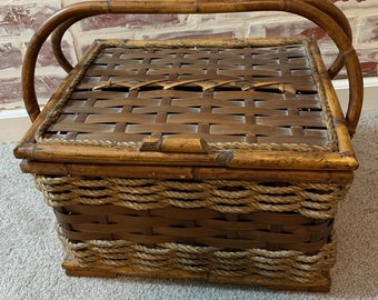 Vintage Sewing Basket with Handles & Wooden Thread Insert – Rare Seamstress Collectible!