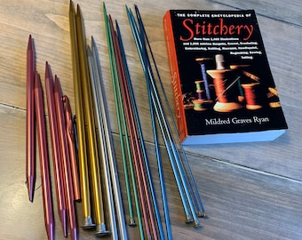 Vintage Boye sticknålar i aluminium och The Complete Encyclopedia of Stitchery ingår