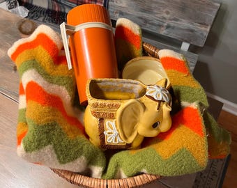 Cesto regalo retrò anni '70, set di decorazioni per la casa in stile Groovy, tazza Flower Power, fioriera, scatola per ricette, coperta afgana