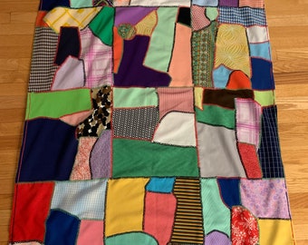 1960年代のモダンなパッチワーク、手縫いのキルティングと刺繍が施され