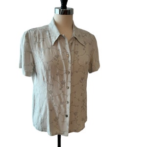 Collection Conrad C vintage des années 70, chemisier/chemise boutonné brodé à manches courtes avec épaulettes taille Med