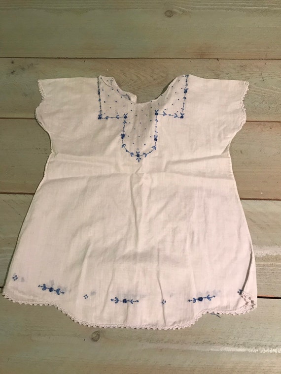 Beautiful Vintage handmade white and blue embroid… - image 4