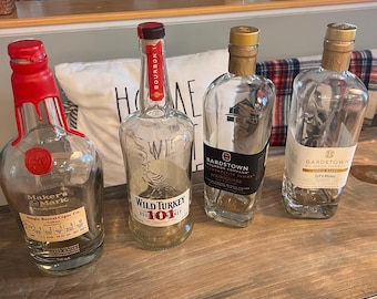 Leere Whiskyflaschen, Buffalo Trace, Elijew Craig, Whiskykrieg, Buffalo Trace, Benchmark Bonded, Bulleit Bourbonflaschen-Hochzeit