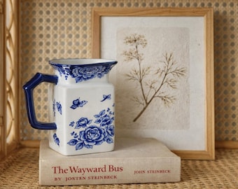 Brocca in ironstone Victoria Ware, con decorazioni botaniche e set di libri vintage.