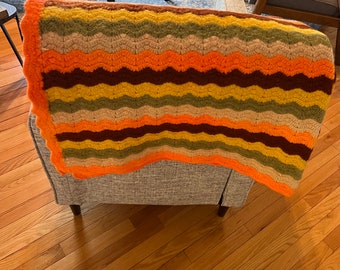 Vintage 1970's chevron hand knitted wool lap blanket with scalloped edges, afghan lap blanket, patio blanket, fall lap blanket