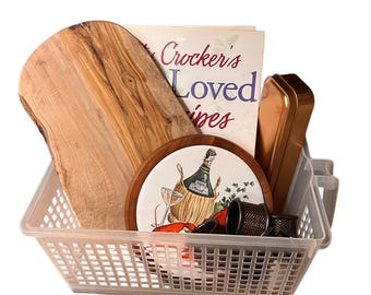 Cesto regalo per l'inaugurazione della casa, set di decorazioni vintage per la cucina, libro di ricette di Betty Crocker, tagliere, sottopentola, anelli portatovaglioli.