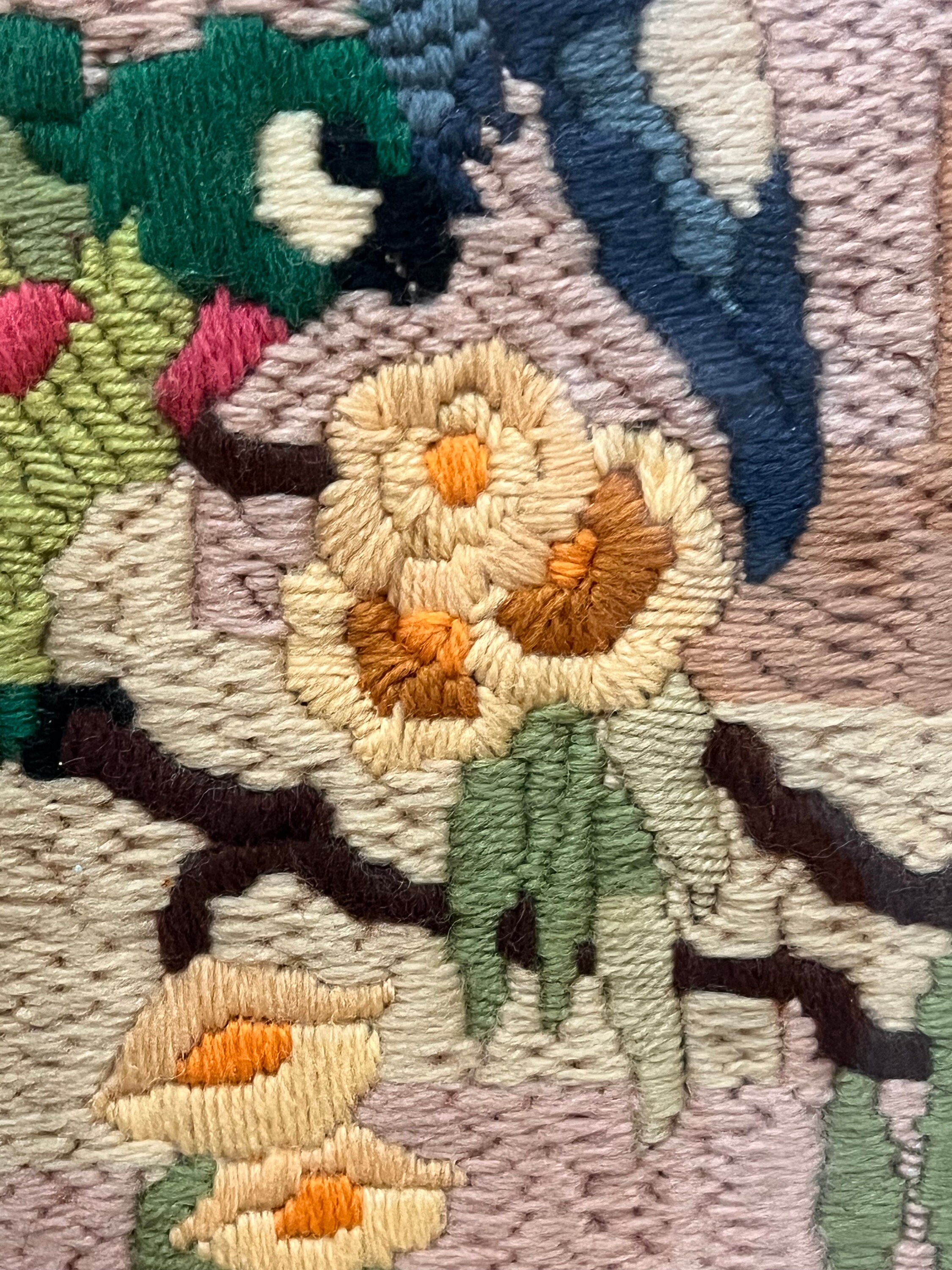 Broderie Crewel Ancienne Slovaquie - Art Populaire Femme Avec Roue, Encadrée